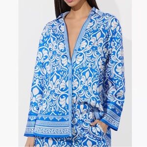 Alice + Olivia Blue and White Patterned Shirt size M